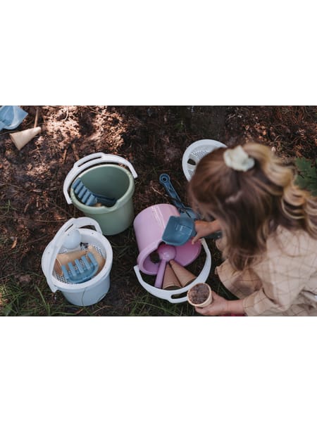 Grønt og blåt legetøjssandsæt med hvid si og to isvafler